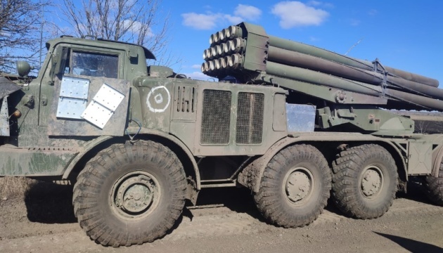 Defensores ucranianos destruyen vehículos enemigos y se llevan un trofeo cerca de Pryluky
