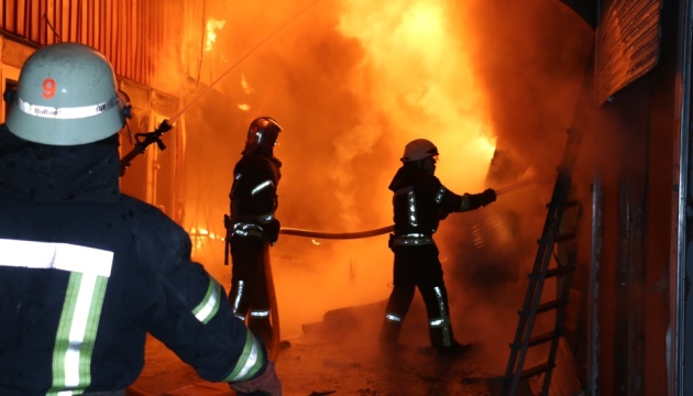 Пожежу на ринку у Харкові гасять майже 100 працівників ДСНС
