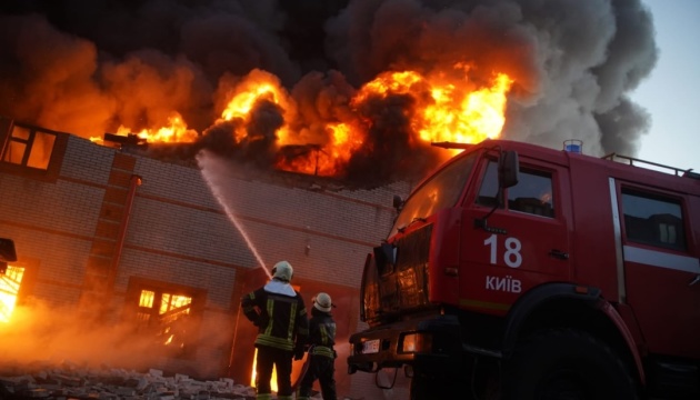 Enemigo dispara en el distrito de Sviatoshynsky de Kyiv: Arde el almacén, hay muertos