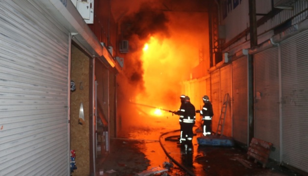 Пожежу на «Барабашово» досі гасять, від обстрілів у Харкові зруйновані понад 700 будинків