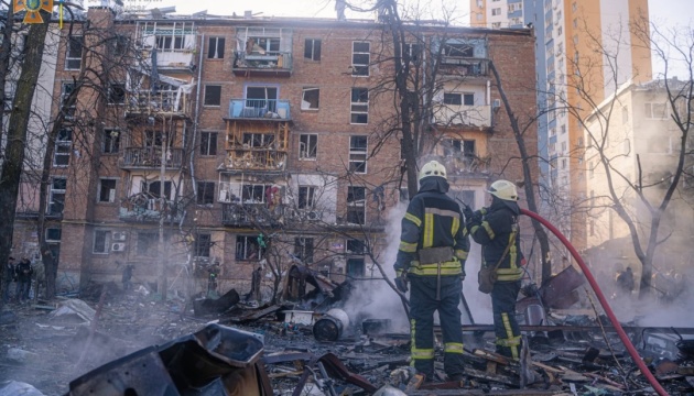 Ataque con misiles en Kyiv: Al menos 1 muerto, 19 heridos, 6 casas, 1 guardería y 1 escuela dañadas