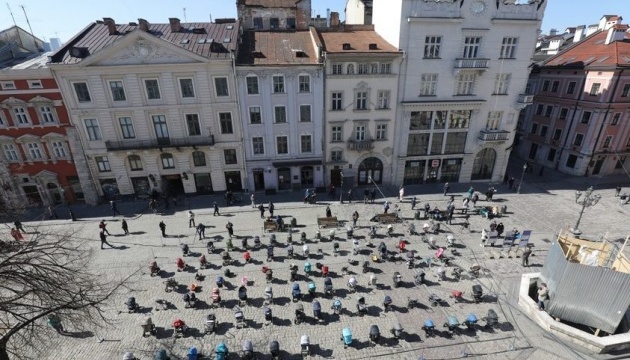 У центрі Львова виставили 109 порожніх візочків в пам'ять про вбитих ворогом дітей