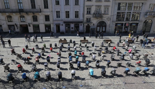 W centrum Lwowa ustawiono 109 pustych wózków - dla upamiętnienia dzieci zabitych przez wroga