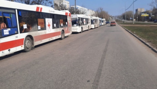 П’ять автобусів із евакуйованими маріупольцями прямують із Бердянська до Запоріжжя