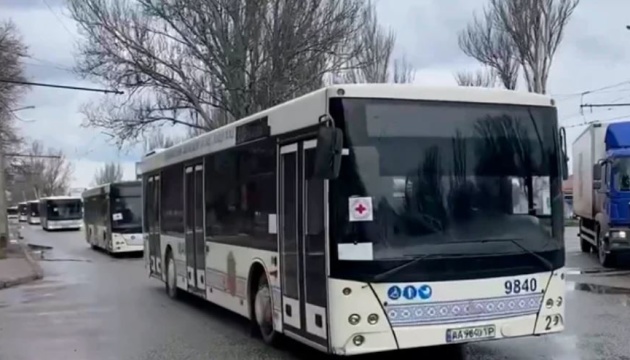 П’ять автобусів з евакуйованими маріупольцями прибули до Запоріжжя