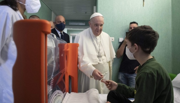 Pope Francis visit Ukrainian children in Vatican Hospital
