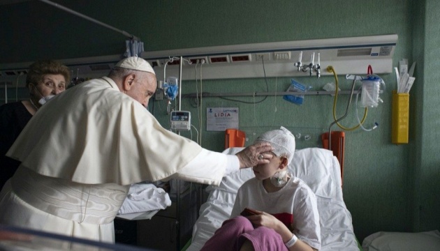 Le Pape François se rend au chevet d'enfants ukrainiens dans un hôpital pédiatrique de Rome