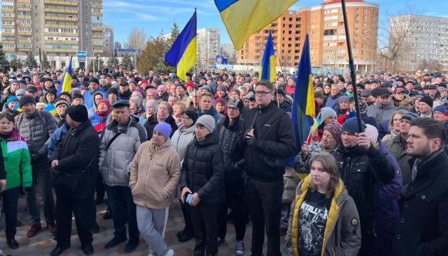 Понад півтори тисячі жителів Енергодара вийшли на мітинг проти російських загарбників