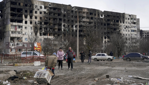 У Маріуполі загарбники силою та шантажем примушують містян працювати