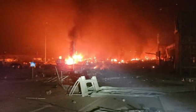 Nouveaux bombardements de Kyiv : des maisons de deux districts endommagés, il y a des blessés