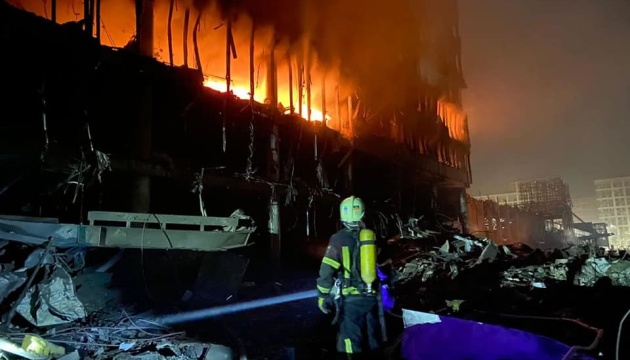 キーウ市ポジール地区で爆発　商業施設など炎上