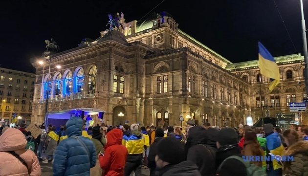 У Відні на марш проти вторгнення рф в Україну вийшли тисячі людей