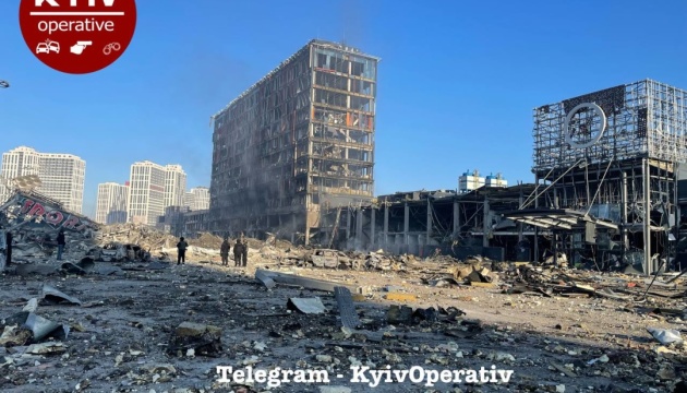 На місці вибухів у Києві з вечора працюють рятувальники й медики