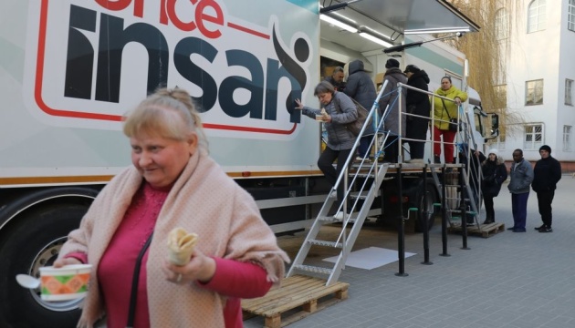 Турецькі кухарі у Львові відкрили мобільну кухню для вимушених переселенців
