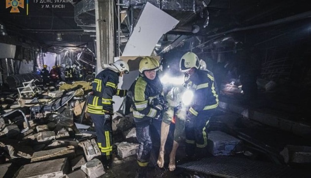 У Києві ліквідували пожежу після ворожого обстрілу ТРЦ у Подільському районі