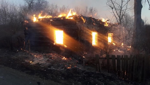 Trois maisons détruites par le bombardement ennemi de la région de Jytomyr