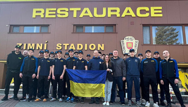 Юнацька збірна України з хокею виїхала до Чехії і готується до ЧС
