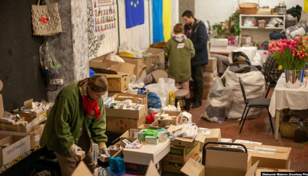 Україна волонтерська: ресторанні обіди просто неба й автівки для ЗСУ