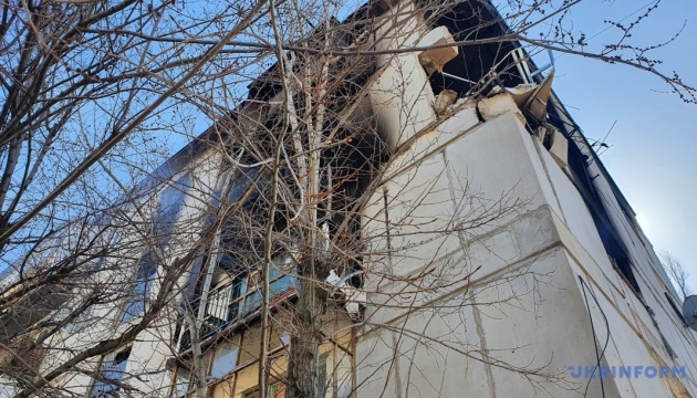 В Северодонецке рухнула поврежденная обстрелами многоэтажка