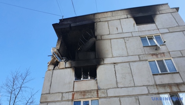 北顿涅茨克市一高楼因俄军炮击起火 