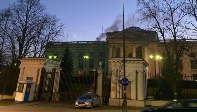 Над будівлею посольства рф у Польщі другий день спостерігається дим - ЗМІ