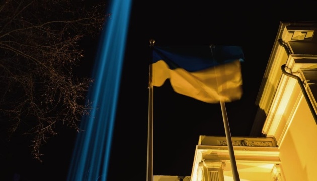 Біля посольства України в Литві засяяв синьо-жовтий промінь