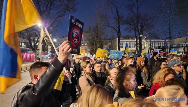 Під посольством ФРН у Польщі сотні активістів вимагали посилити підтримку України