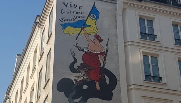 Une fresque en soutien au peuple ukrainien réalisée à Paris