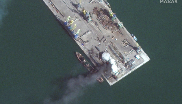 Maxar показала супутникові знімки корабля рф, знищеного у Бердянську