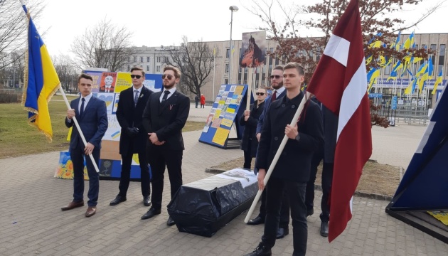 Riga activists bring coffin for Putin to Russian Embassy