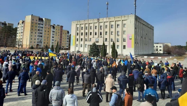 Proukrainische Demo in Stadt Slawutytsch, Besatzer entführten Bürgermeister und nahmen Krankenhaus ein