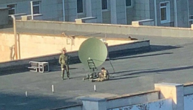 В Енергодарі на даху однієї із будівль Запорізької АЕС загарбники встановили тарілку для трансляцій