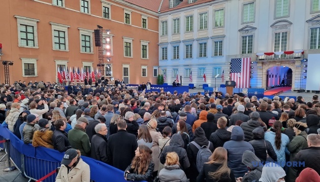 Виступу у Варшаві президента США очікують сотні людей