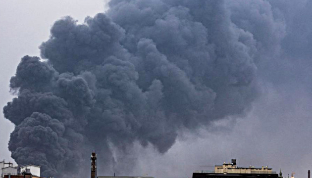Ворог двічі вдарив ракетами по нафтобазі та оборонному заводу у Львові