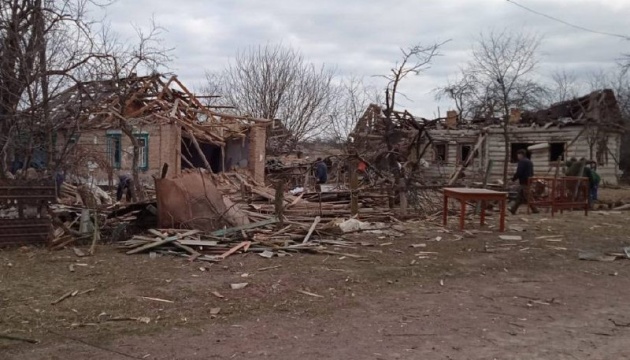 У селі на Житомирщині загарбники з важкої артилерії обстріляли житлові будинки