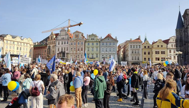 У Празі росіяни вийшли на протест проти вторгнення рф в Україну 