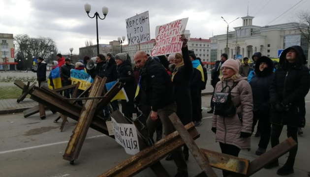 Residents of Kherson again take to streets, Russians open fire