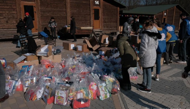 Румунські волонтери передали на Буковину гуманітарну допомогу для евакуйованих дітей