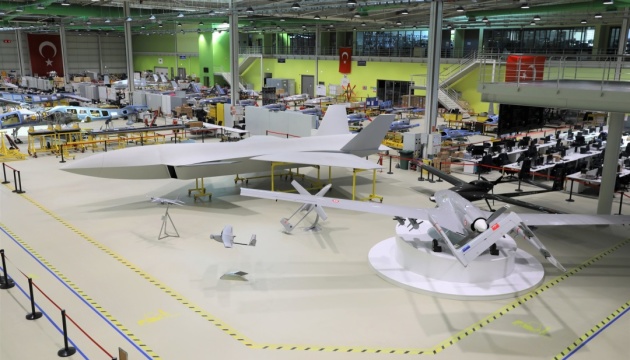 トルコのバイカル社、ウクライナで生産される無人戦闘機「クズルエルマ」を展示