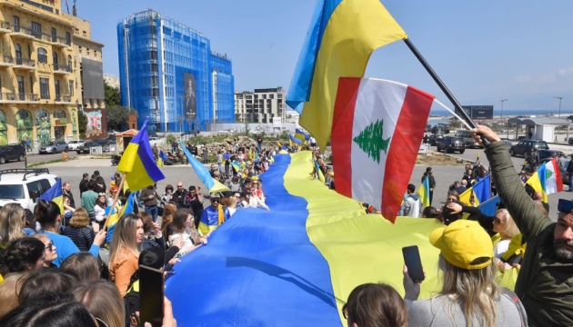 У Лівані провели автопробіг і розгорнули тридцятиметровий прапор України