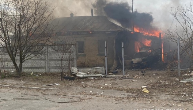 Russische Truppen greifen Häuser an – Feuer brachen aus