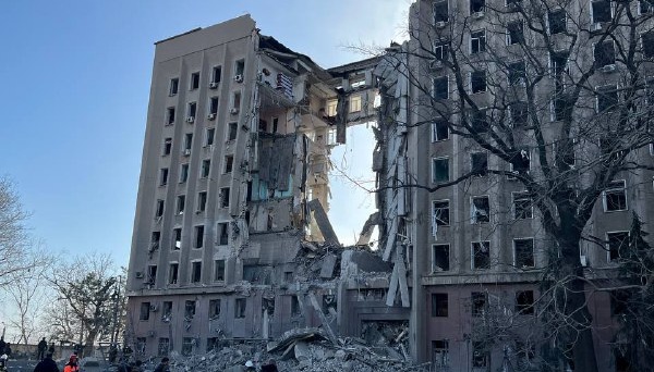 Raketenangriff auf regionales Verwaltungsgebäude in Mykolaiw: 18 Verletzte und einen Toten aus den Trümmern geborgen