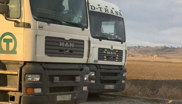 ДБР передало українській армії 27 конфіскованих вантажівок з росії і білорусі 