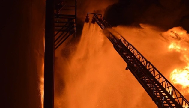 На Рівненщині після ракетного удару рф гасять пожежу на нафтобазі
