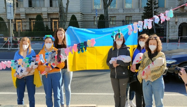 У Берліні перед посольством росії українські жінки розвісили 136 пар дитячих шкарпеток