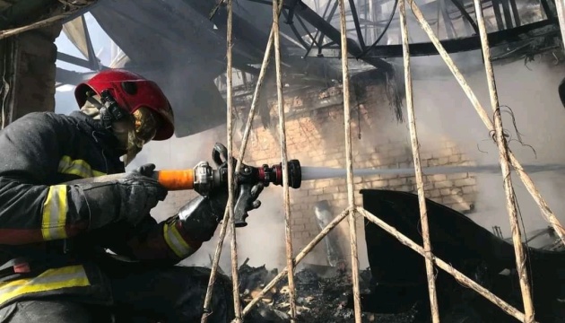 Через обстріл Харкова виникли масштабні пожежі в одному з районів міста