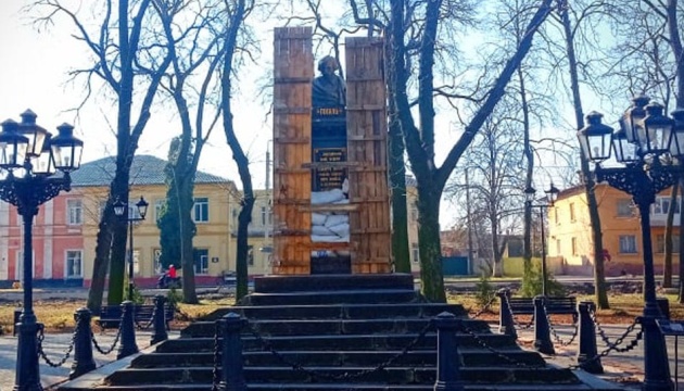 У Ніжині на Чернігівщині рятують від обстрілів перший пам'ятник Гоголю у світі 