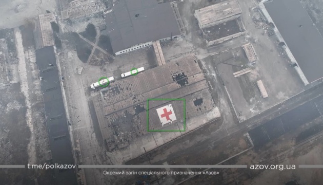 Росіяни прицільно бомблять у Маріуполі будівлю з емблемою Червоного Хреста - полк «Азов»