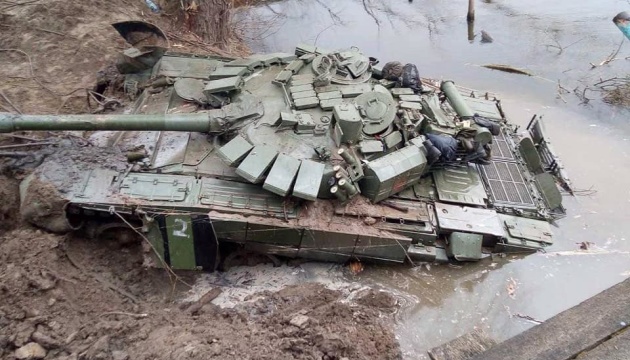 На Сумщині з дна річки підняли російський танк із екіпажем