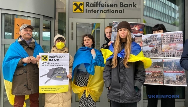 At Vienna rally, activists call on Raiffeisen shareholders urged to pull out of Russia